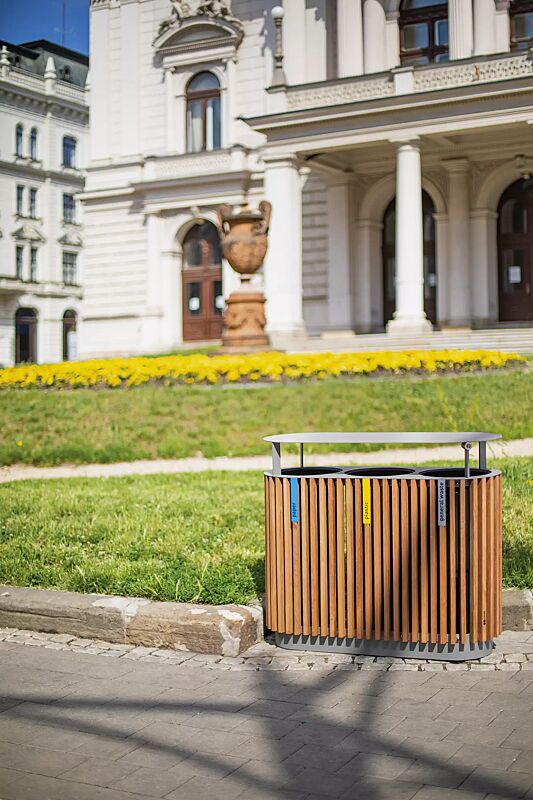 abfallbehaelter-quinbin-trio__shoKAT0066219 Abfallbehälter QUINBIN TRIO mit Schutzdach, Korpus: Jatobaholzbelattung, Stahlteile in RAL 7043 verkehrsgrau