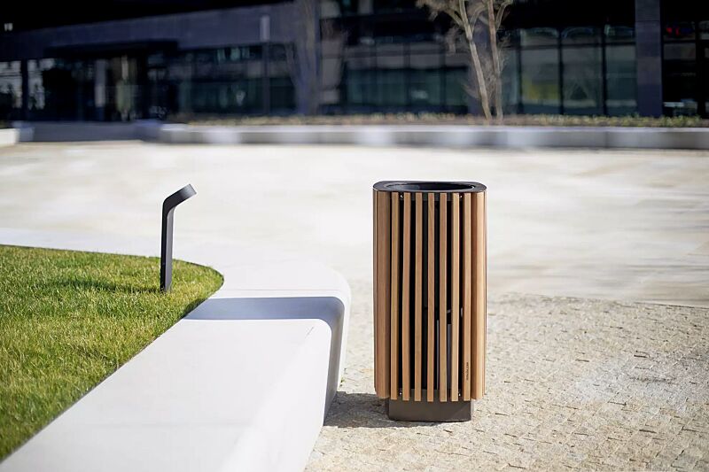 abfallbehaelter-quinbin__shoKAT0062016 Abfallbehälter QUINBIN, quadratisch abgerundet, Korpus: Jatobaholzbelattung, Stahlteile in RAL 7016 anthrazitgrau