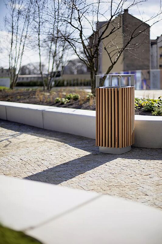 abfallbehaelter-quinbin__shoKAT0062017 Abfallbehälter QUINBIN, quadratisch abgerundet, mit Schutzdach, Korpus: Jatobaholzbelattung, Stahlteile in RAL 9007 graualuminium