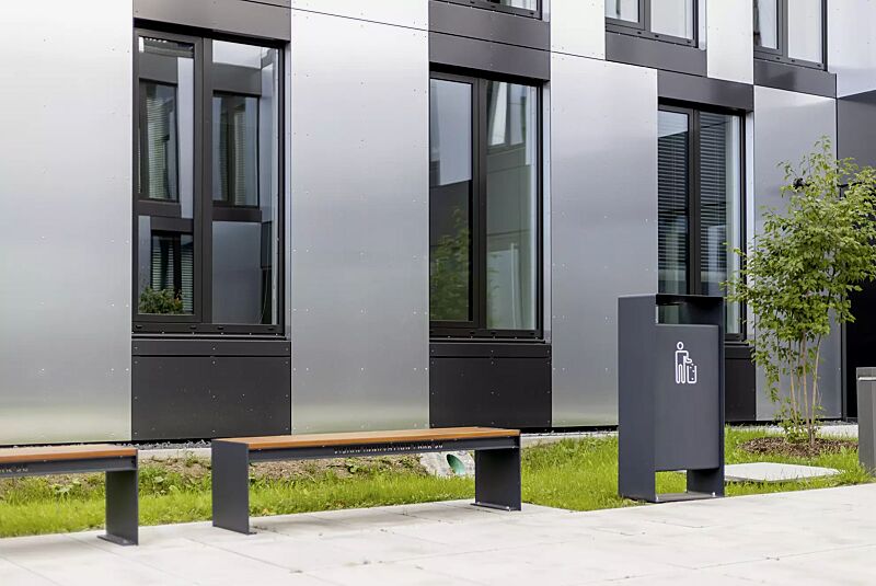 abfallbehaelter-radium__shoKAT0069708 Abfallbehälter RADIUM mit Ascher, in RAL 7016 anthrazitgrau, Siebdruck in RAL 9003 signalweiß, Sitzbank CIMA