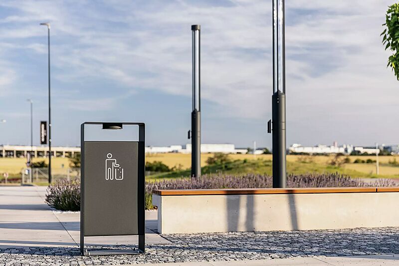 abfallbehaelter-radium__shoKAT0070568 Abfallbehälter RADIUM mit Ascher, in RAL 7016 anthrazitgrau, Siebdruck in RAL 9003 signalweiß