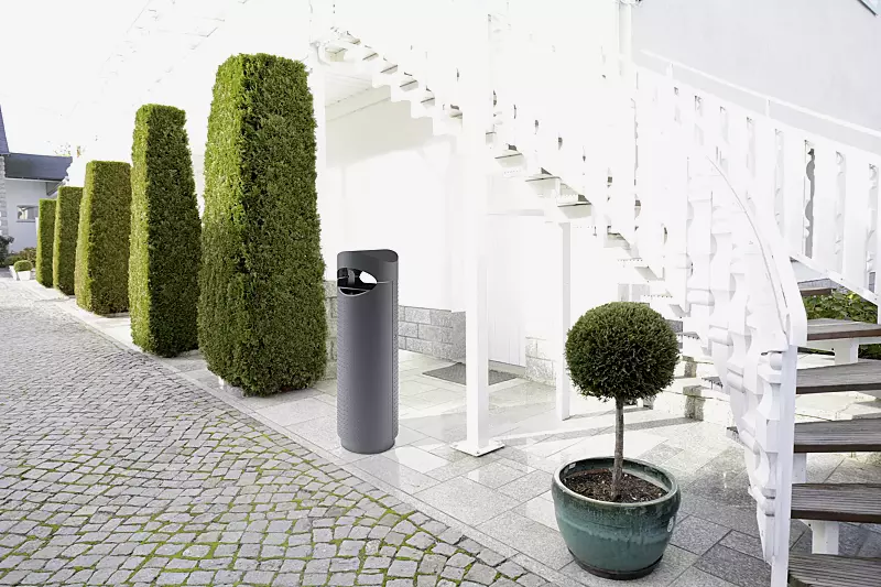 abfallbehaelter-salmon__shoKAT0059357 Abfallbehälter SALMON mit Schutzdach, aus genopptem Stahlblech mit Ascher