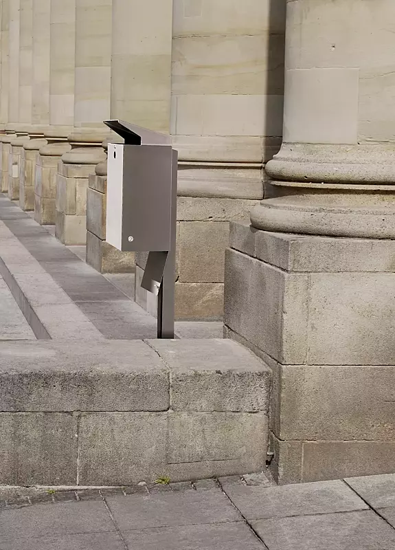 abfallbehaelter-sheffield-__shoKAT0020705 Abfallbehälter SHEFFIELD mit Ascher, Behälter und Pfosten in DB 703 eisenglimmer, Schutzdach aus Edelstahl, zum Einbetonieren, Bodenklappe zur Entleerung geöffnet