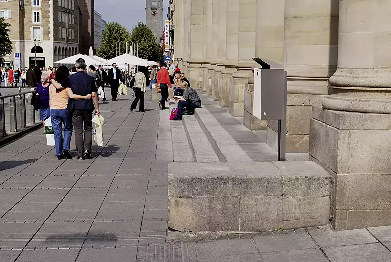 abfallbehaelter-sheffield-__shoKAT0030266 Abfallbehälter SHEFFIELD mit Ascher, Behälter und Pfosten in DB 703 eisenglimmer, Schutzdach aus Edelstahl, zum Einbetonieren