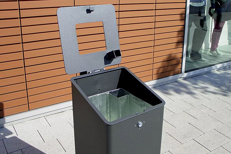 Detail: Abfallbehälter geöffnet