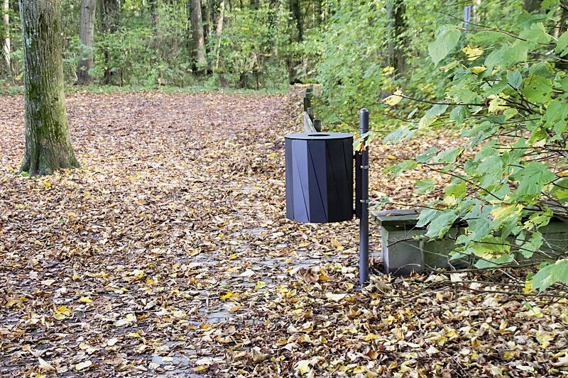Abfallbehälter TENBY zur Pfosten­befestigung (Pfosten Zubehör), 50 Liter, in RAL 7016 anthrazitgrau