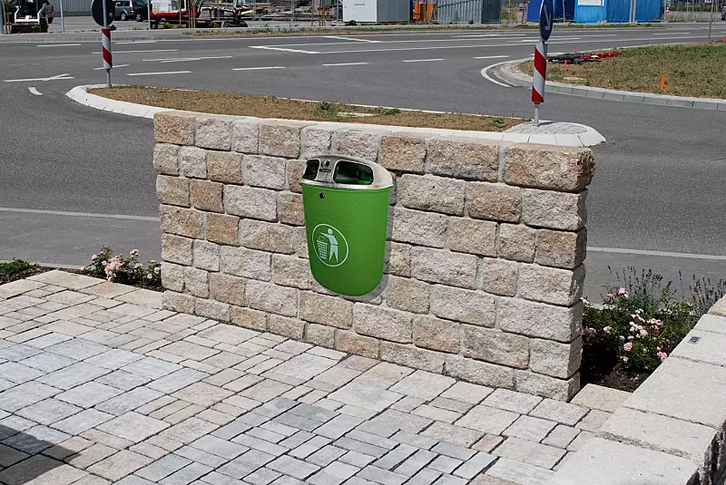 Abfallbehälter TORBAY, mit Ascher, Behälter in RAL 6001 smaragdgrün