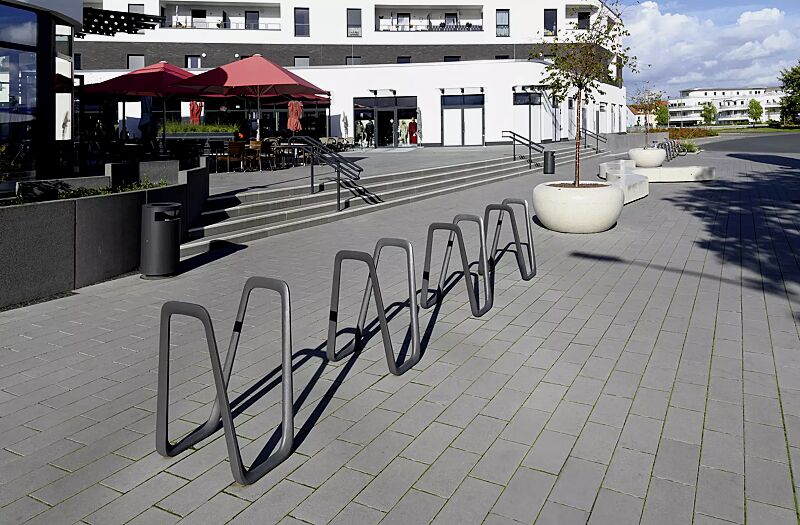 anlehnbuegel-elk__shoKAT0073915 Anlehnbügel ELK in DB 703 eisenglimmer sowie Pflanzbehälter GIOVE, Sitzbank KUBB und Abfallbehälter CIMA