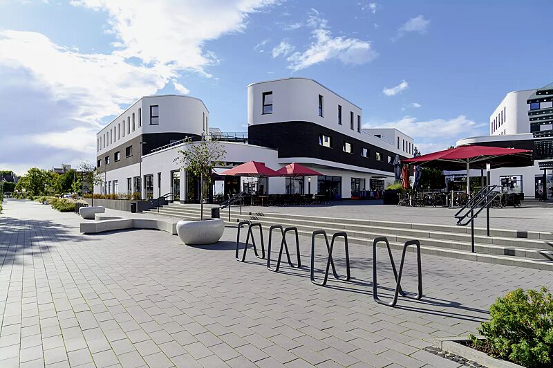 anlehnbuegel-elk__shoKAT0073917 Anlehnbügel ELK in DB 703 eisenglimmer sowie Pflanzbehälter GIOVE, Sitzbank KUBB und Abfallbehälter CIMA