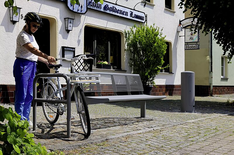 anlehnbuegel-florida__shoKAT0077112 Anlehnbügel FLORIDA mit Quersteg, Breite 800 mm, mit Auftragsbezogener Anpassung pulverbeschichtet in DB 702, sowie Sitzbank CARPI und Versorgungspoller GETAFE