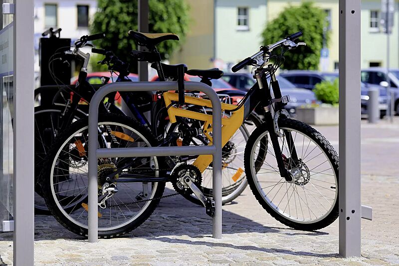 anlehnbuegel-florida__shoKAT0077113 Anlehnbügel FLORIDA mit Quersteg,Breite 800 mm, mit Auftragsbezogener Anpassung pulverbeschichtet in DB 702