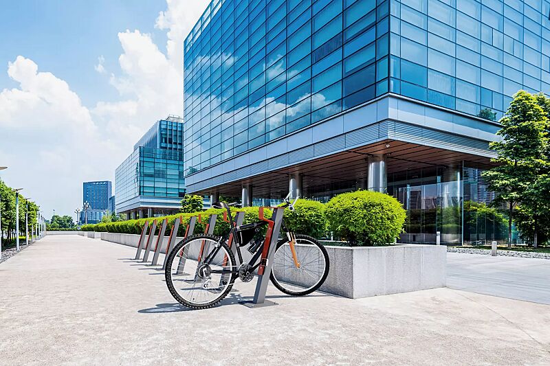 anlehnbuegel-foxhound__shoKAT0057066 Anlehnbügel FOXHOUND mit Flachstahlbügel aus Stahl, in RAL 9007 graualuminium und RAL 2002 blutorange