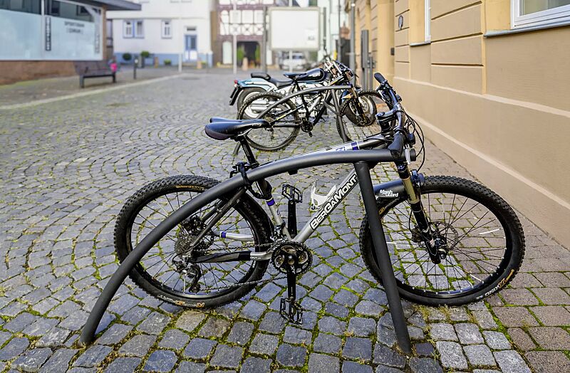 anlehnbuegel-gilbert__shoKAT0077111 Anlehnbügel GILBERT zum Einbetonieren, in DB 703 eisenglimmer