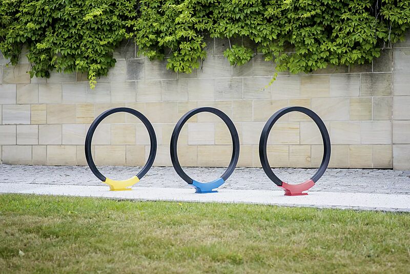 anlehnbuegel-gomez__shoKAT0057830 Anlehnbügel GOMEZ, Aluminiumfußabdeckung in RAL 1021 rapsgelb, RAL 5019 capriblau und RAL 3020 verkehrsrot