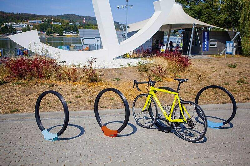 anlehnbuegel-gomez__shoKAT0066205 Anlehnbügel GOMEZ, Aluminiumfußabdeckung in RAL 6027 lichtgrün, RAL 2004 reinorange, RAL 9005 tiefschwarz und RAL 5015 himmelblau