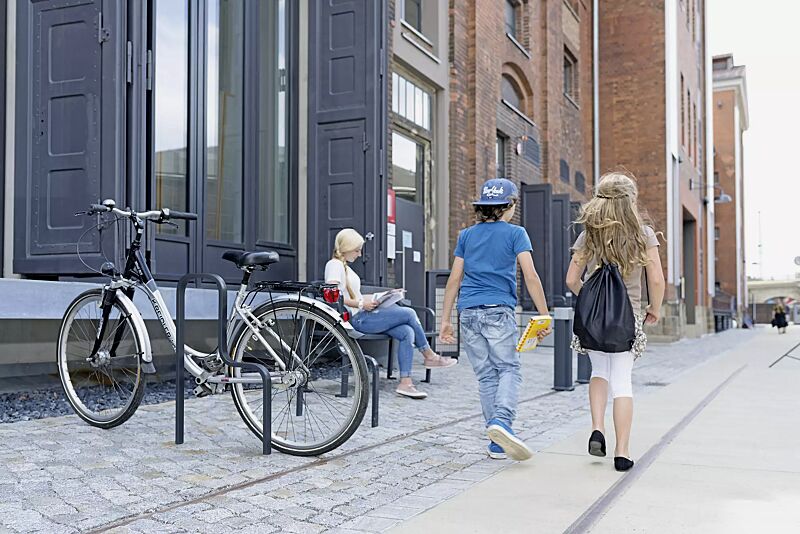 anlehnbuegel-imawa__shoKAT0055521 Kollektion IMAWA bestehend aus Anlehnbügel, Sitzbank, Abfallbehälter und Poller