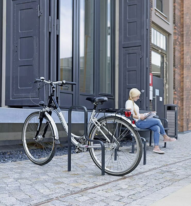 anlehnbuegel-imawa__shoKAT0068669 Kollektion IMAWA bestehend aus Anlehnbügel, Sitzbank, Abfallbehälter und Poller