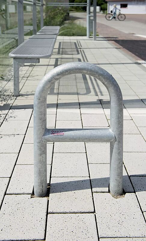 Anlehnbügel MONTANA mit Quersteg, zum Einbetonieren, feuerverzinkt