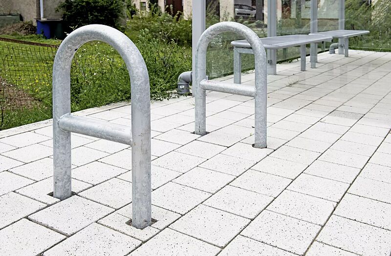 Anlehnbügel MONTANA mit Quersteg, zum Einbetonieren, feuerverzinkt