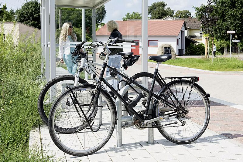 Anlehnbügel MONTANA mit Quersteg, zum Einbetonieren, feuerverzinkt