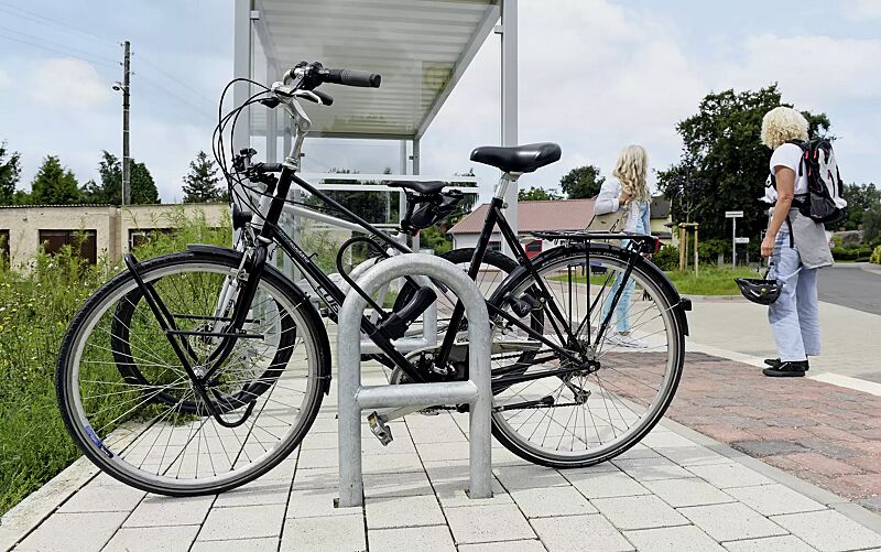 Anlehnbügel MONTANA mit Quersteg, zum Einbetonieren, feuerverzinkt