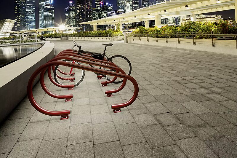 anlehnbuegel-open__shoKAT0057060 Anlehnbügel OPEN in RAL 3003 rubinrot