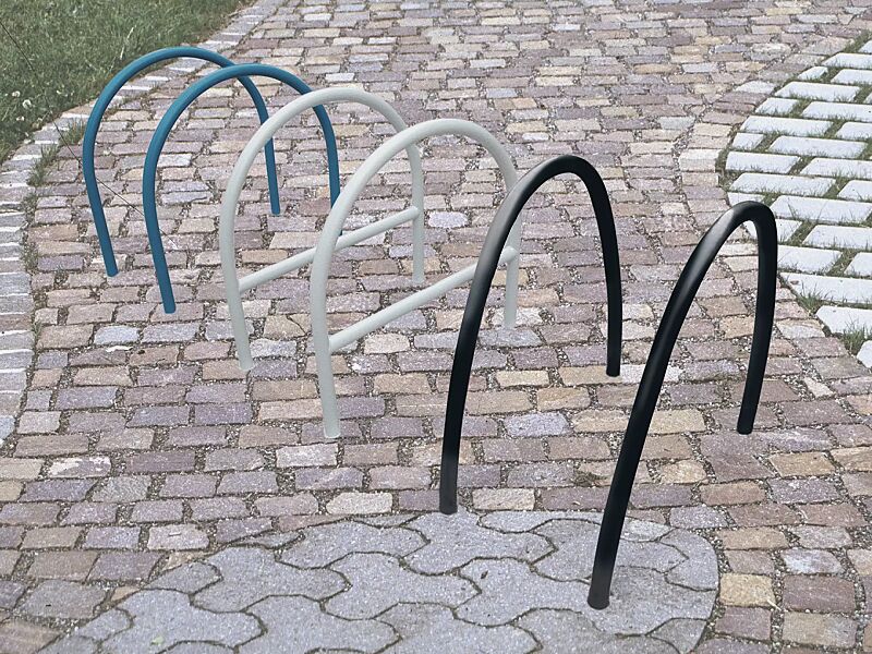 anlehnbuegel-palermo__shoKAT0041431 Anlehnbügel PALERMO mit und ohne Quersteg, zum Einbetonieren, in RAL 5009 azurblau, RAL 7035 lichtgrau und RAL 9005 tiefschwarz