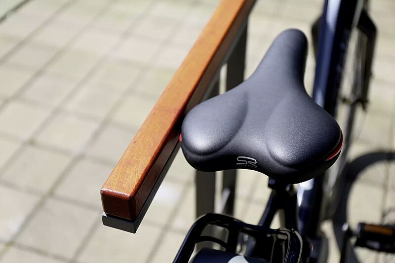 anlehnbuegel-soha__shoKAT0050745 Detail: Sapeli-Holzlatte