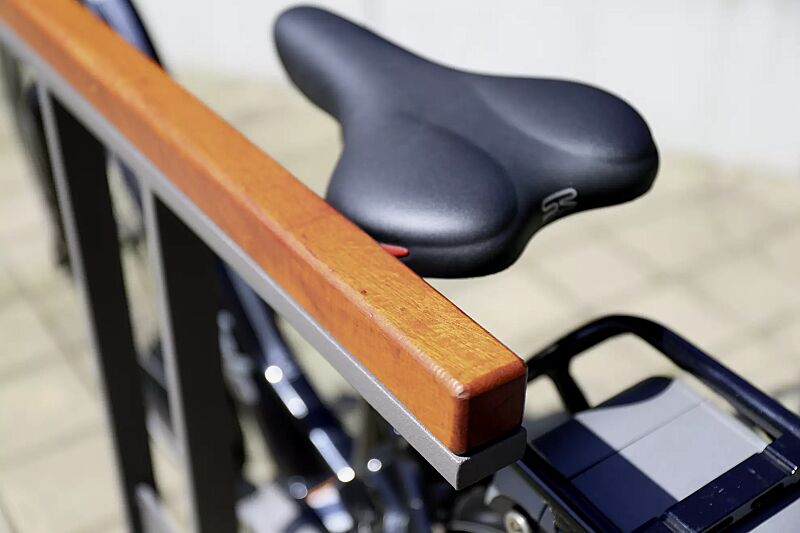 anlehnbuegel-soha__shoKAT0050747 Detail: Sapeli-Holzlatte