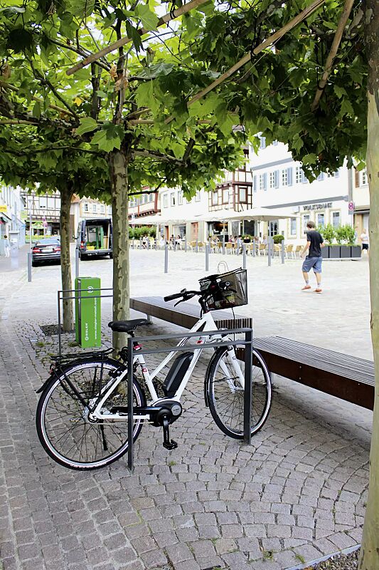 anlehnbuegel-tamores__shoKAT0051115 Anlehnbügel TAMORES mit Quersteg, Breite 850 mm, in RAL 7016 anthrazitgrau