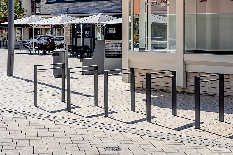 anlehnbuegel-tamores__shoKAT0071993 Anlehnbügel TAMORES mit Quersteg, Breite 850 mm, in DB 703 eisenglimmer