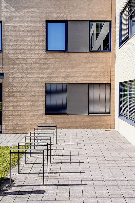 anlehnbuegel-tamores__shoKAT0071996 Anlehnbügel TAMORES mit Quersteg, Breite 850 mm, in DB 703 eisenglimmer