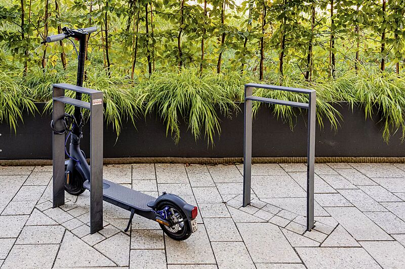 anlehnbuegel-tamores__shoKAT0071999 Anlehnbügel TAMORES mit Quersteg, Breite 400 mm, in DB 703 eisenglimmer