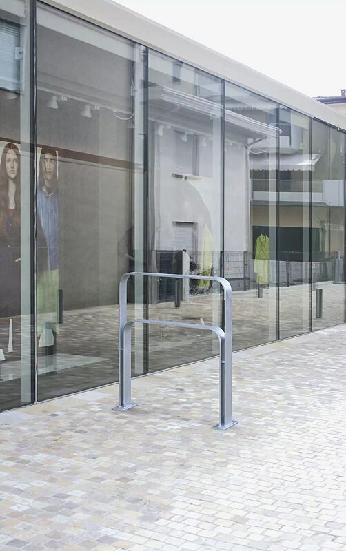 anlehnbuegel-tampa__shoKAT0042144 Anlehnbügel TAMPA mit Innenbügel mittig, zum Aufdübeln, Breite 850 mm, feuerverzinkt