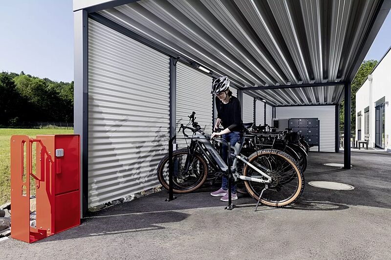 anlehnbuegel-tampa__shoKAT0071163 Anlehnbügel TAMPA ohne Innenbügel, zum Aufdübeln, in RAL 7016 anthrazitgrau sowie VELO-CONNECTOR in RAL 3020 verkehrsrot