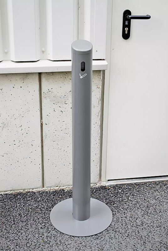 ascher-smoker__shoKAT0007975 Standascher SMOKER aus Aluminium, mit Fußplatte, in RAL 9006 weißaluminium