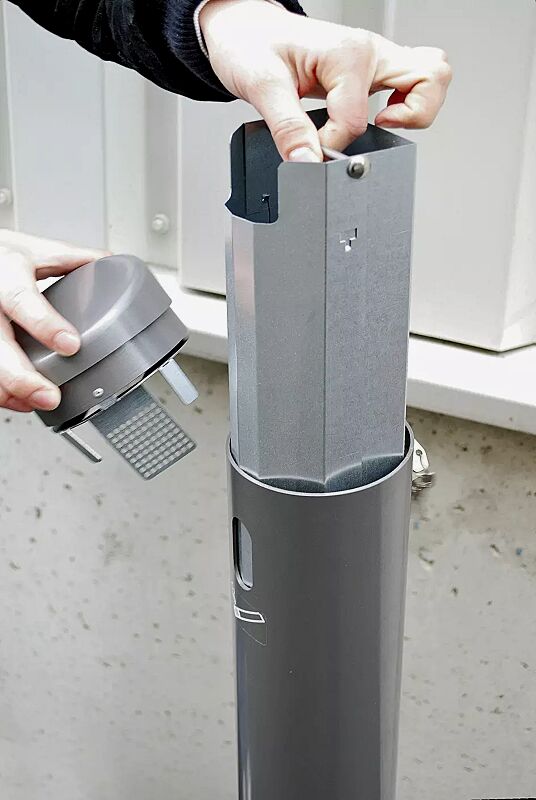 ascher-smoker__shoKAT0007978 Innenbehälter zum Entleeren entnehmen