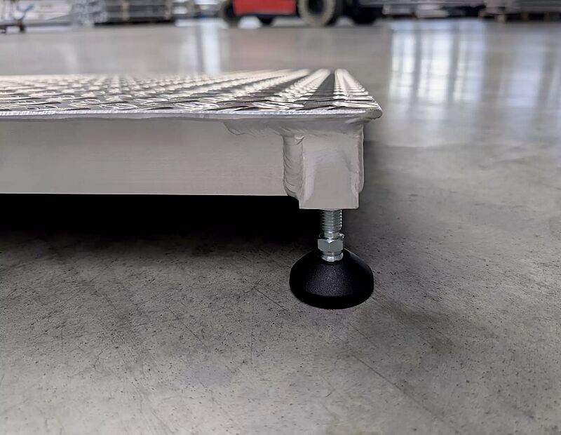 auffahrrampe-sospel__shoKAT0076246 Detail: Höhenverstellbare Füße