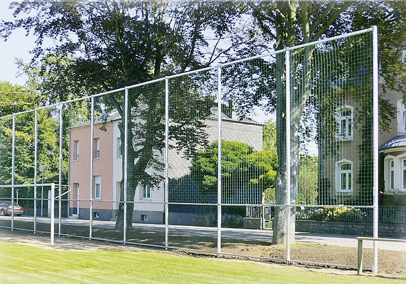 Netzaufhängung mit Quertraversen