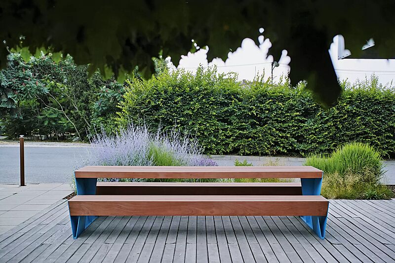 bank-tisch-kombination-blocq__shoKAT0058638 Bank-Tisch-Kombination BLOCQ mit Jatobaholzbelattung, Stahlteile in RAL 5015 himmelblau