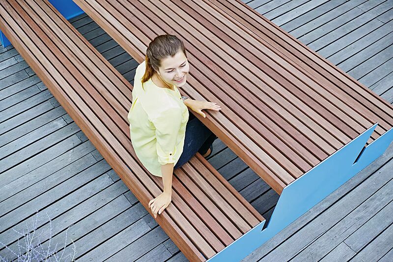 bank-tisch-kombination-blocq__shoKAT0058639 Bank-Tisch-Kombination BLOCQ mit Jatobaholzbelattung, Stahlteile in RAL 5015 himmelblau