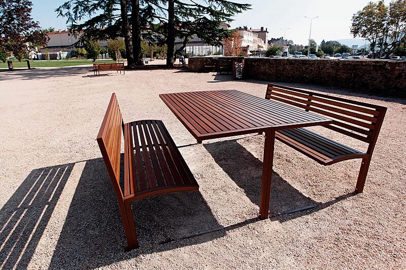 bank-tisch-kombination-camilla__shoKAT0060013 Bank-Tisch-Kombination CAMILLA, mit Hartholzbelattung, Stahlteile in RAL 8012 rotbraun