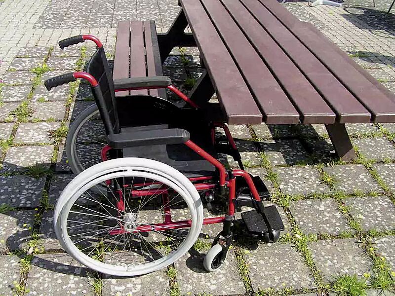 Bank-Tisch-Kombination COMMON, je Tischseite 1 Rollstuhlstellplatz