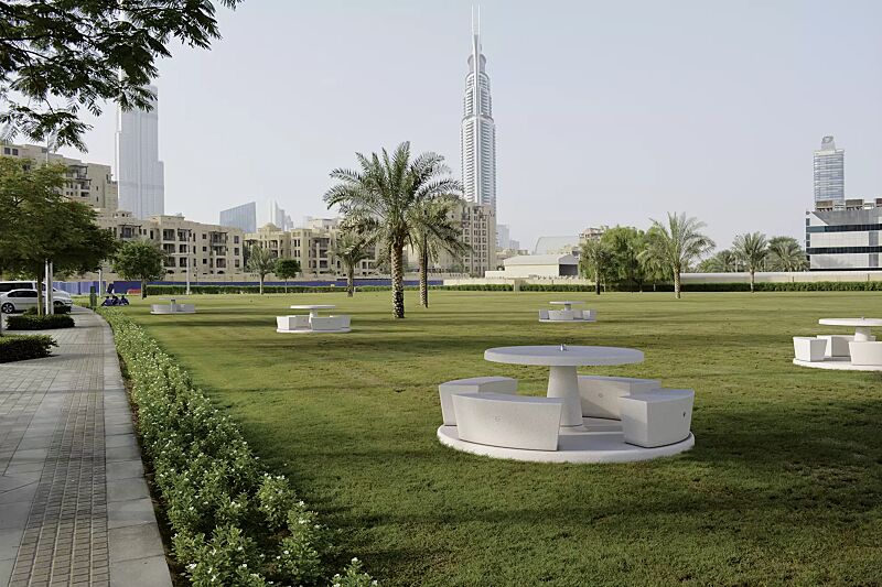 Bank-Tisch-Kombination ICARO aus Beton, in Granitoptik weiß