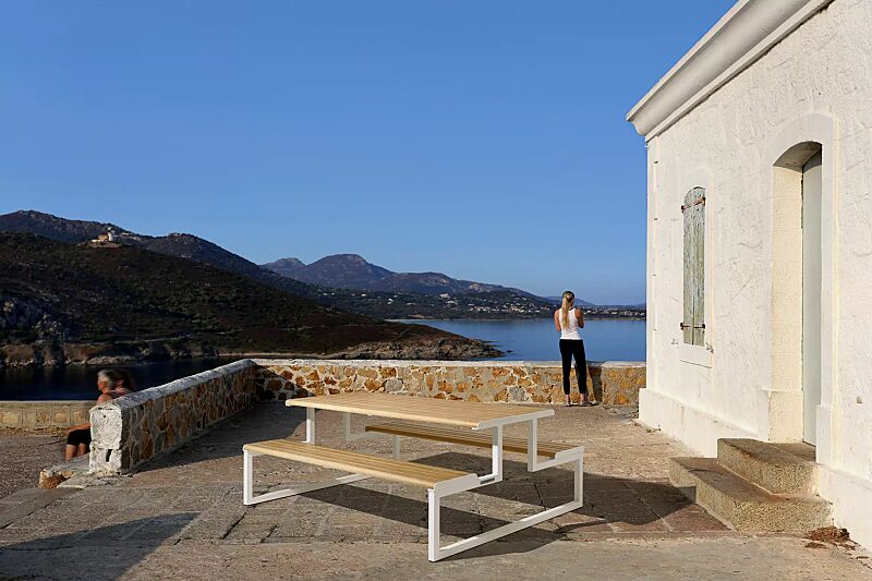 bank-tisch-kombination-mantua__shoKAT0067642 Bank-Tisch-Kombination MANTUA ohne Rückenlehne, Aluminium in natürlichem Eschenholzoptik-Effekt, Stahlteile in RAL 9003 signalweiß