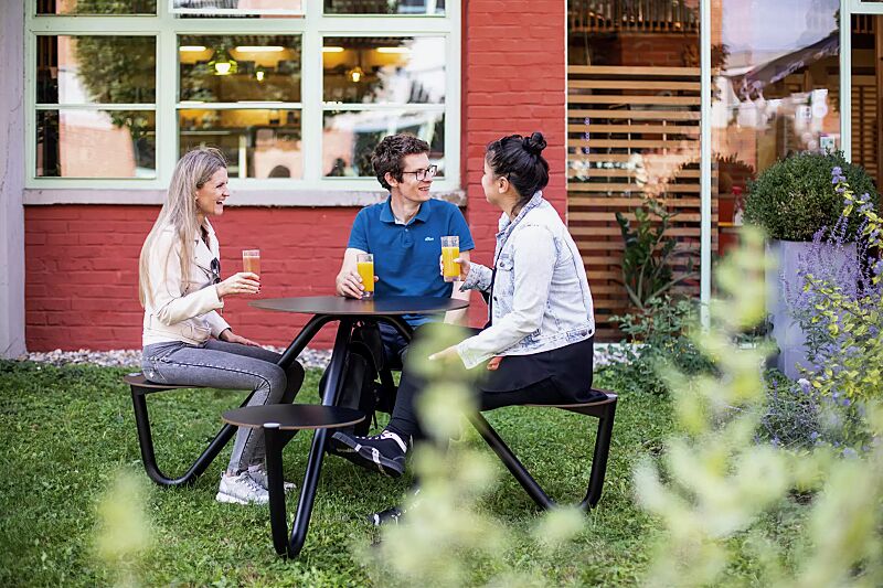 bank-tisch-kombination-orbit__shoKAT0068630 Bank-Tisch-Kombination ORBIT mit rundem Tisch, 4-Sitzer, HPL-Auflage in schwarz, Stahlteile in RAL 9005 tiefschwarz