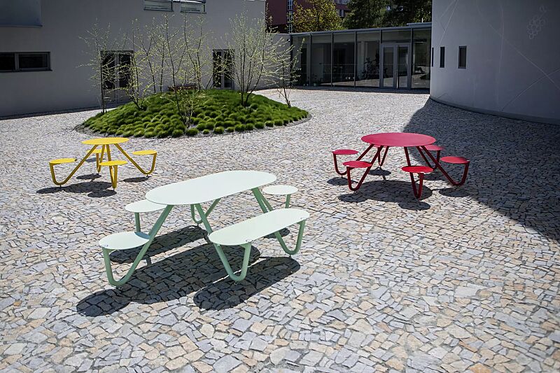 bank-tisch-kombination-orbit__shoKAT0068638 Bank-Tisch-Kombination ORBIT, verschiedene Ausführungen, in RAL 6019 weißgrün, RAL 1021 rapsgelb sowie 3020 verkehrsrot