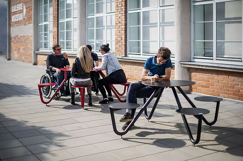 bank-tisch-kombination-orbit__shoKAT0068642 Bank-Tisch-Kombination ORBIT mit rundem Tisch, 4-Sitzer mit HPL-Auflage in schwarz und 5-Sitzer mit Aluminium-Auflage in RAL 3020 verkehrsrot, Stahlteile in RAL 9005 tiefschwarz sowie RAL 3020 verkehrsrot