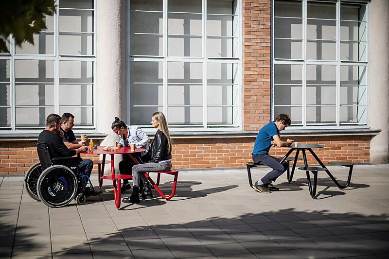 bank-tisch-kombination-orbit__shoKAT0068643 Bank-Tisch-Kombination ORBIT mit rundem Tisch, 5-Sitzer mit Aluminium-Auflage in RAL 3020 verkehrsrot und 4-Sitzer mit HPL-Auflage in schwarz, Stahlteile in RAL 3020 verkehrsrot sowie RAL 9005 tiefschwarz