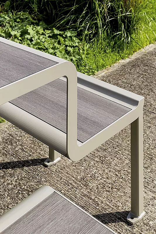 bank-tisch-kombination-paosa__shoKAT0066241 Detail: Sitz- und Tischauflage aus grauem Zedernholz